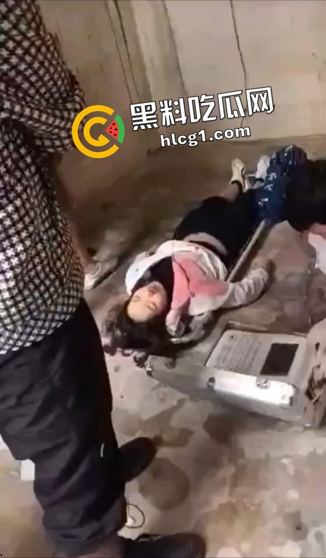 怒江车牌山体坠石砸中公交车 女子当场毙亡 现场视频流出-2