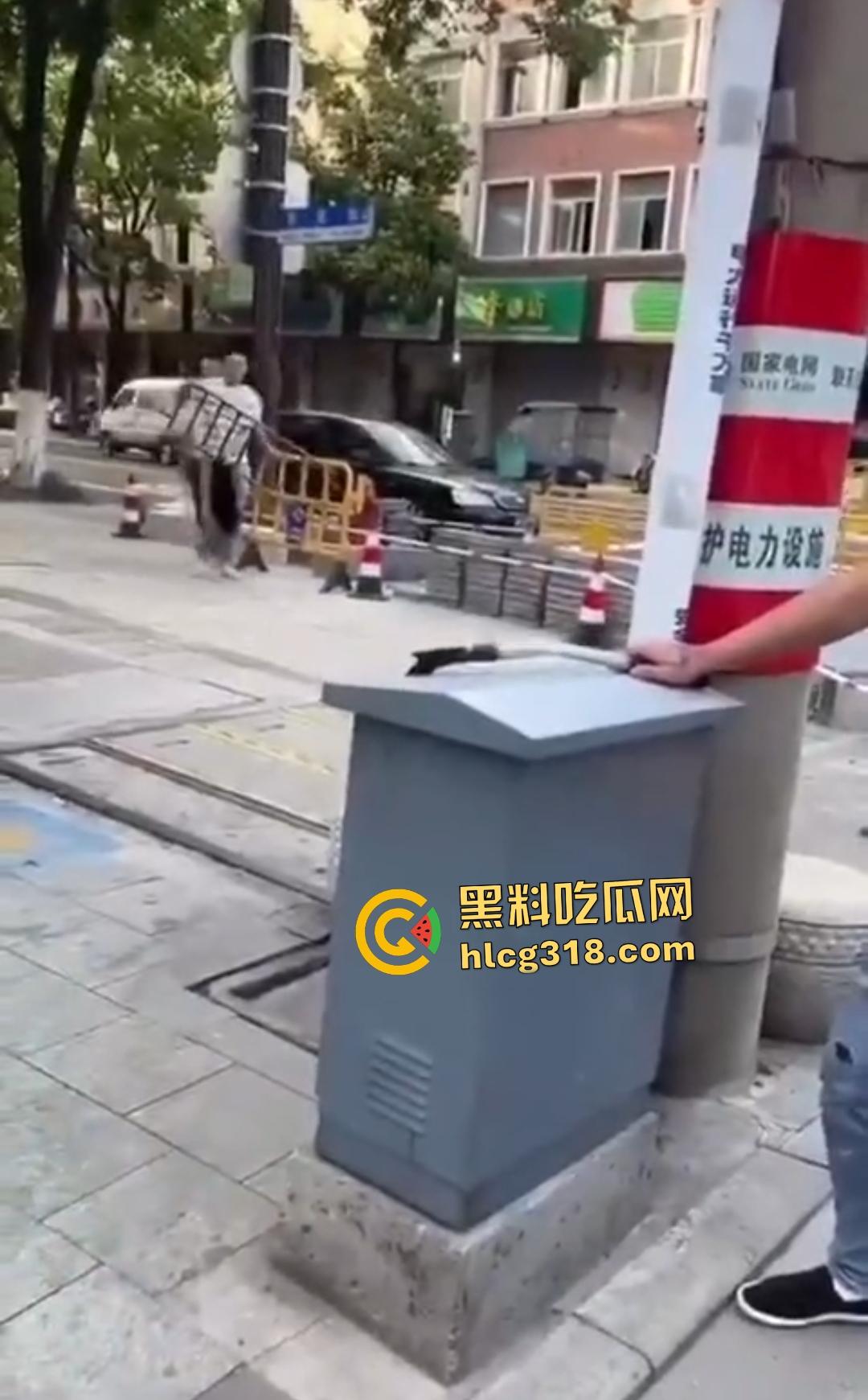 嘉兴斜西街安乐路口四人无故暴打路人!菜刀镰刀梯子狂殴,受害者倒地不起!-2