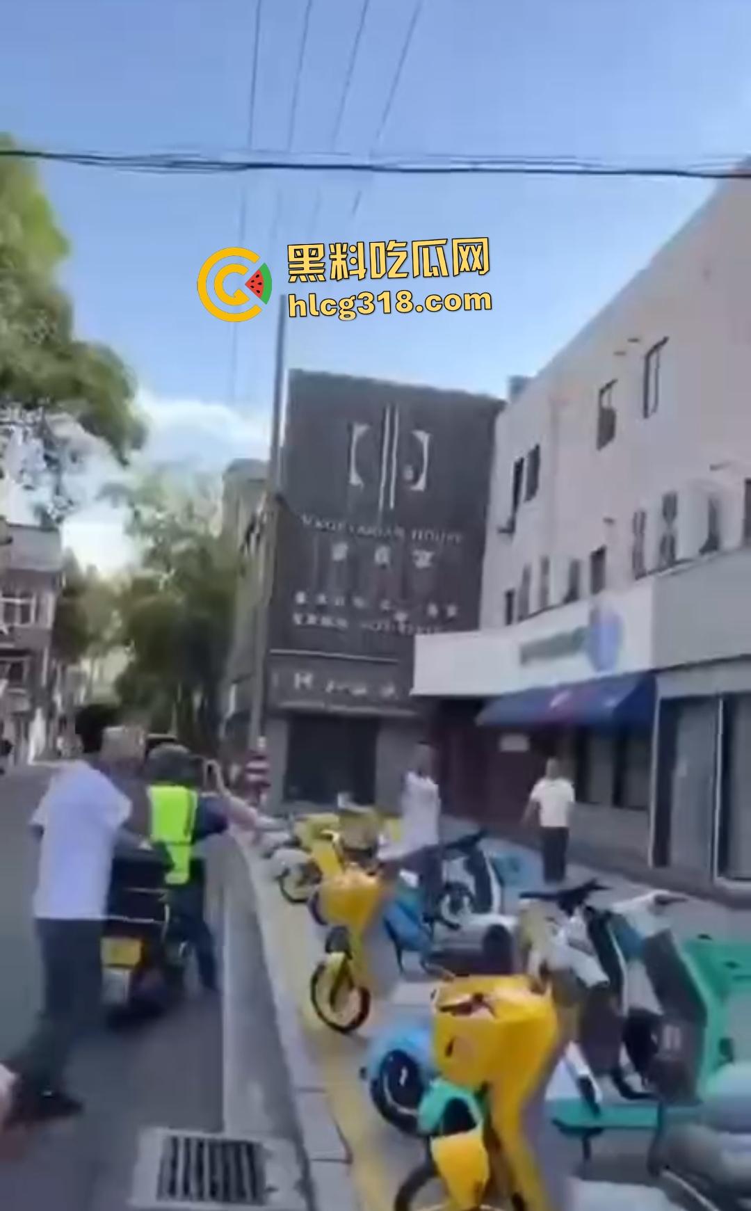 嘉兴斜西街安乐路口四人无故暴打路人!菜刀镰刀梯子狂殴,受害者倒地不起!-5