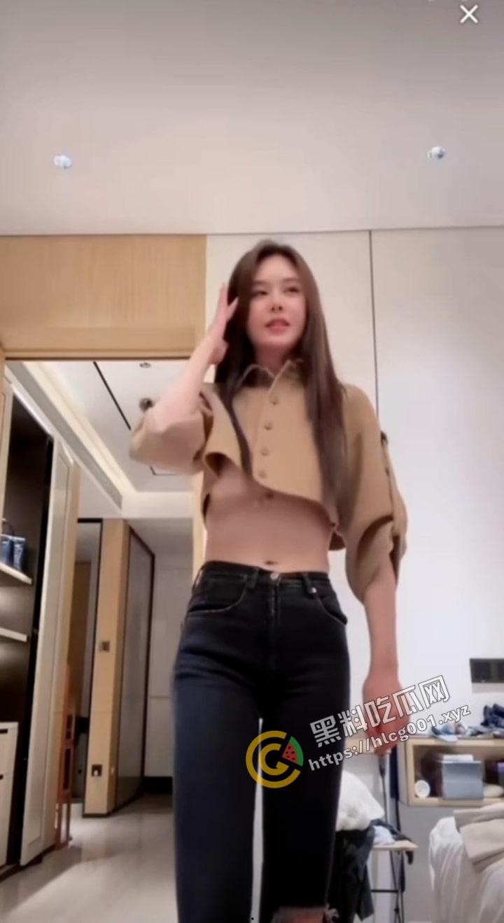 电影《追龙2》女主角【邱意浓】抖音直播擦边球,真空模仿张元英扭胯,大奶子是真不小啊!-5