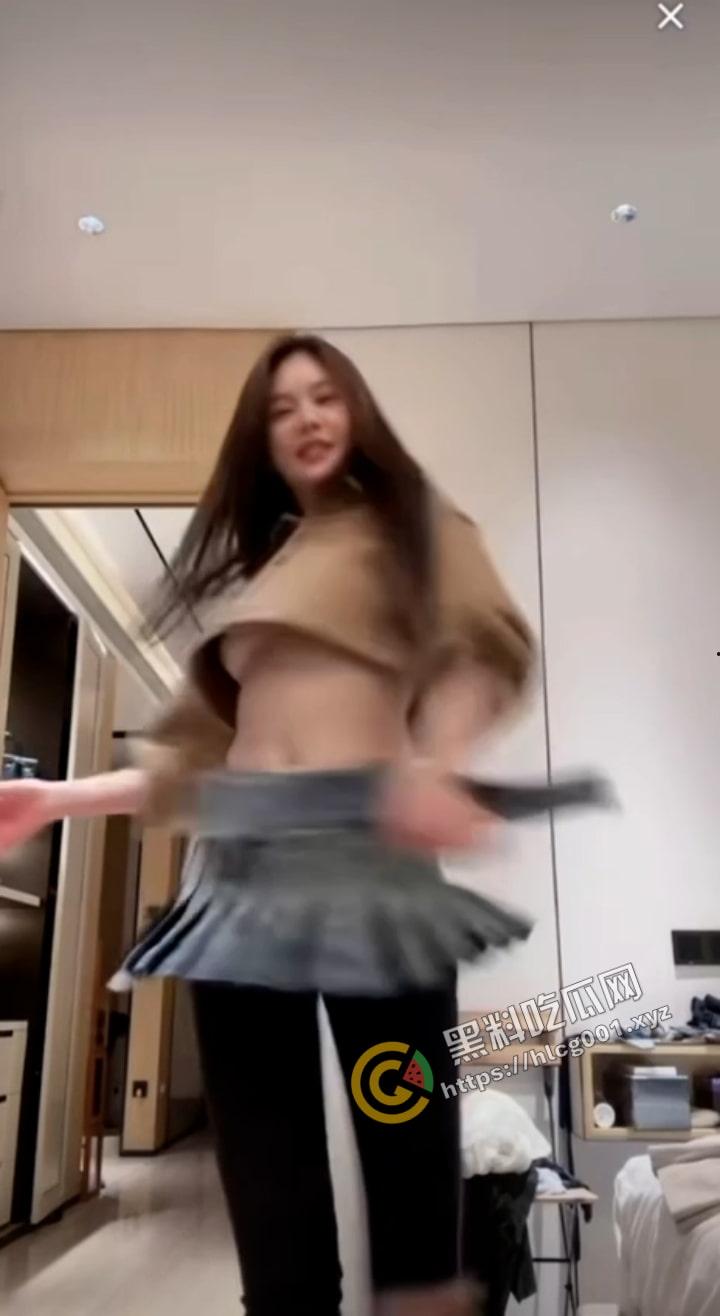 电影《追龙2》女主角【邱意浓】抖音直播擦边球,真空模仿张元英扭胯,大奶子是真不小啊!-6