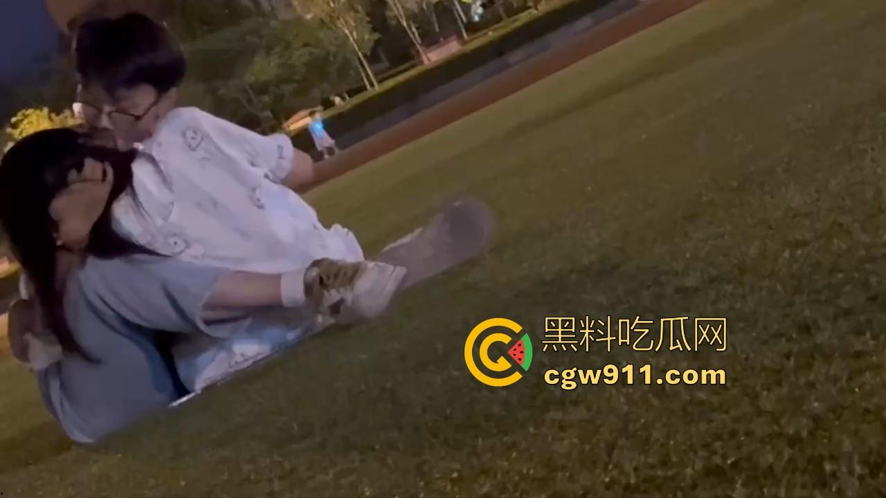 广东轻工职业学院深夜操场，一对小情侣在草坪上忍不住上头了，上演当场口爆，完全无视众人，真会玩呀！-7