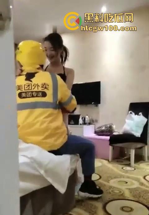 带着女友跟性感闺蜜勾引美团外卖员群交,外卖停止接单了从酒店干到KTV内容刺激又真实太疯狂了!-5