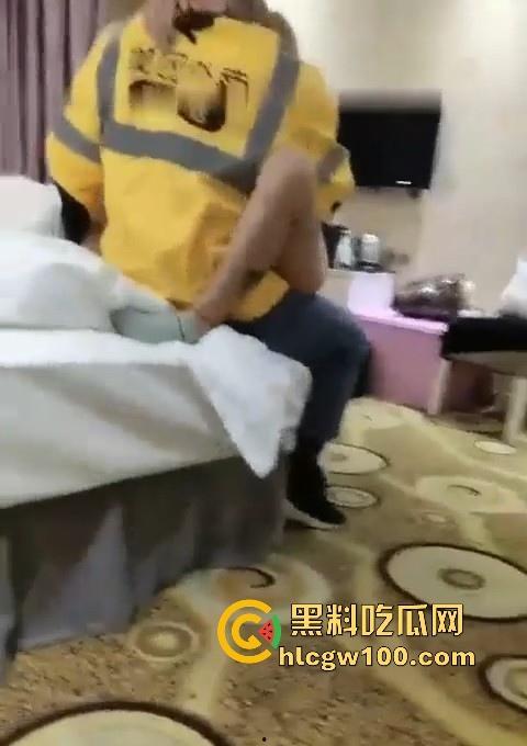 带着女友跟性感闺蜜勾引美团外卖员群交,外卖停止接单了从酒店干到KTV内容刺激又真实太疯狂了!-6