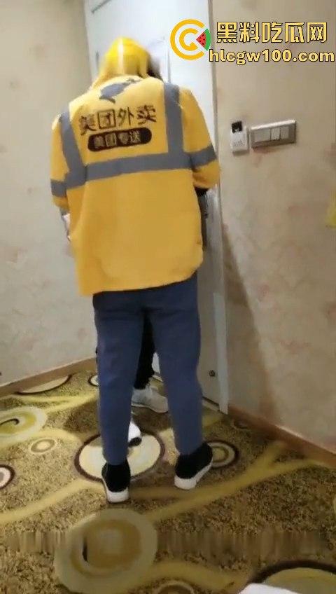 带着女友跟性感闺蜜勾引美团外卖员群交,外卖停止接单了从酒店干到KTV内容刺激又真实太疯狂了!-10