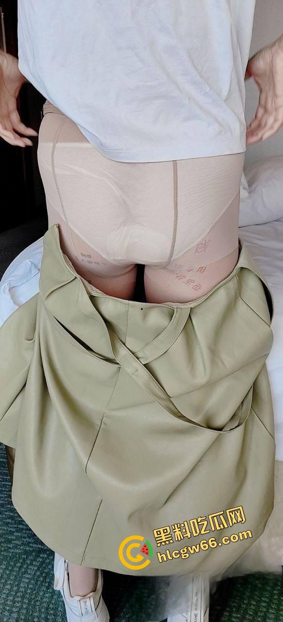 贵州贵阳中学女老师『俞小燕』讲台女神人后变母狗，丝袜跪舔被写满贱货等字，全身捆绑求双修！-6