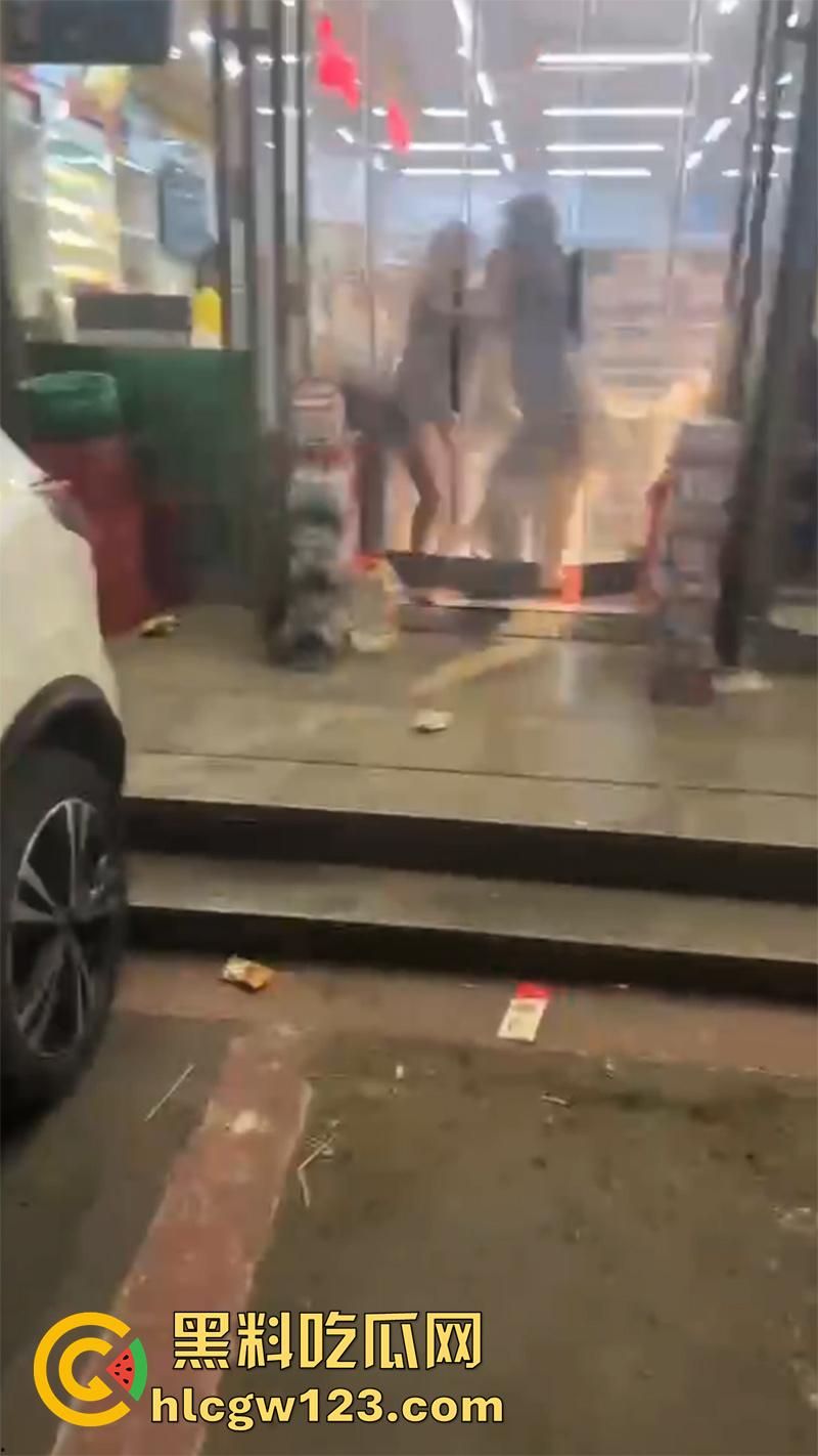 吉林长春精神小妹打架现场,一群社会青年围殴闺蜜,纹身小伙一旁录像加油,年纪轻轻不学好啊!-1