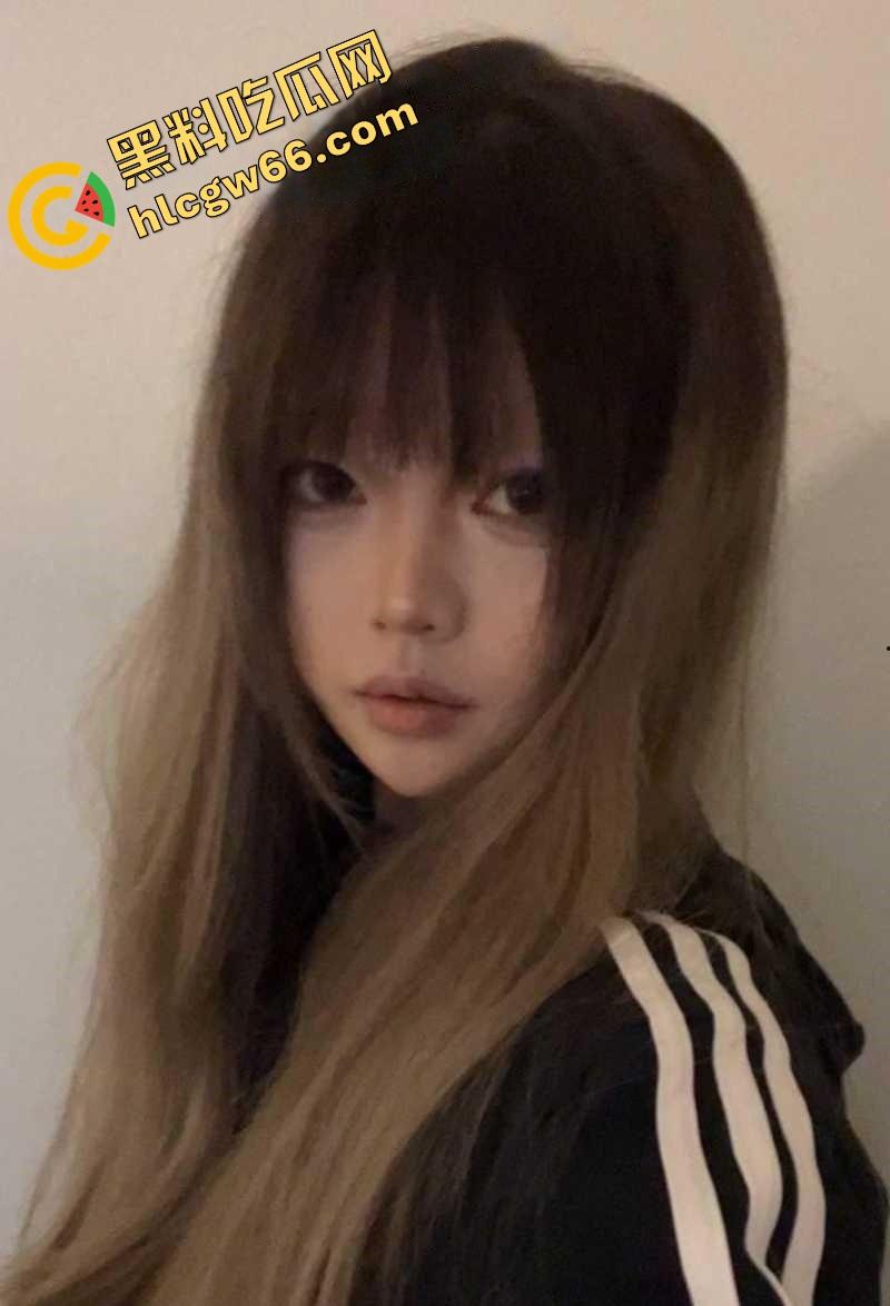 表面人畜无害，广西大眼萌妹『陈曦』被渣男操完偷拍，舔穴特写后入爆干全都怼脸拍，骚笑淫叫成寝室BGM！-4