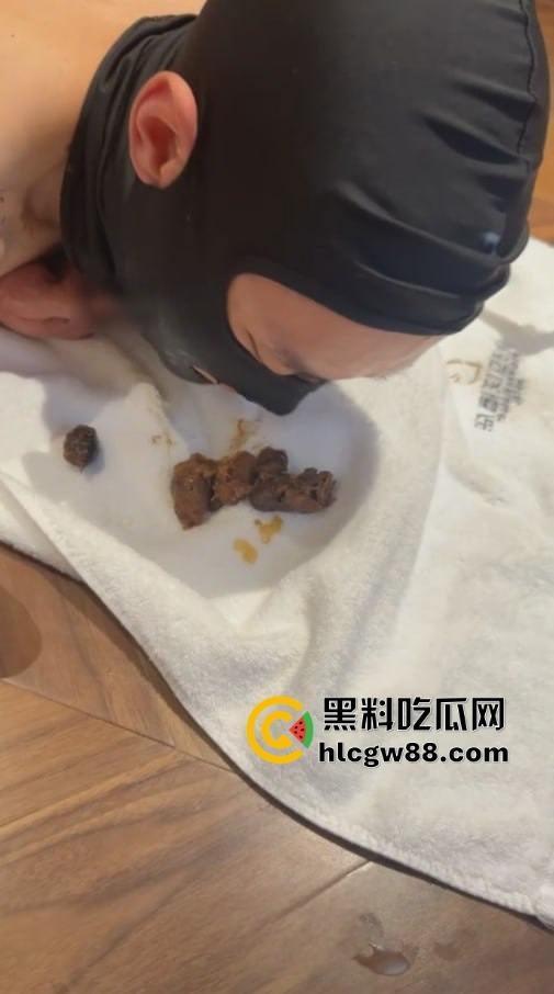 湖北女神【车模伊】SM重口调教男公狗,羞辱舔脚吃黄金小男奴欲仙欲死,喜欢这口的绝不能错过!-7