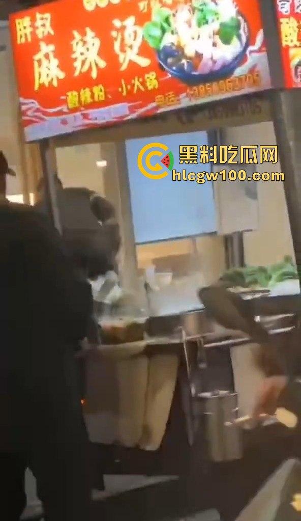 福建南平惊险一男子在夜宵摊用刀具不停地捅刺一女生,大老爷们怎么下得去手的。-1