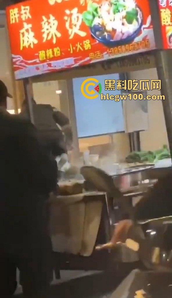 福建南平惊险一男子在夜宵摊用刀具不停地捅刺一女生,大老爷们怎么下得去手的。-7