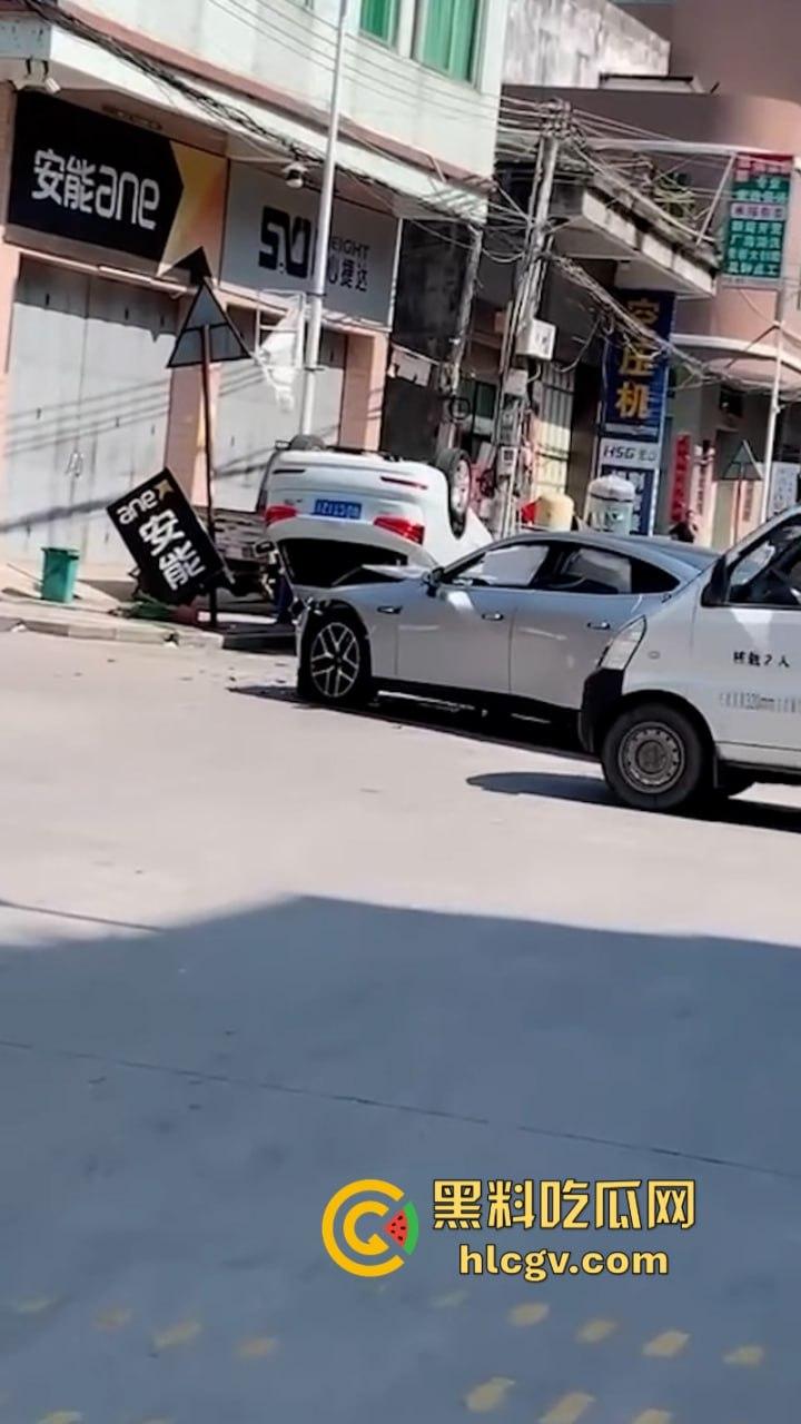 潮州电动小鹏撞上百万奥迪 竟把奥迪撞翻两周 这把小鹏赢了-6