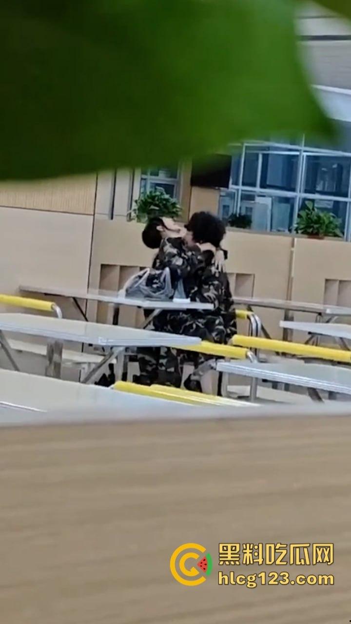 大一新生军训间隙在食堂亲亲我我又舔又摸 这是把食堂当酒店了吗!-3