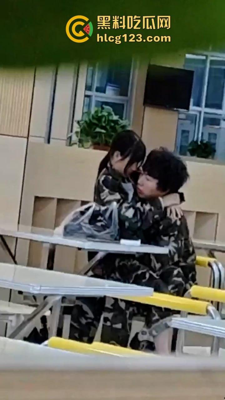 大一新生军训间隙在食堂亲亲我我又舔又摸 这是把食堂当酒店了吗!-4