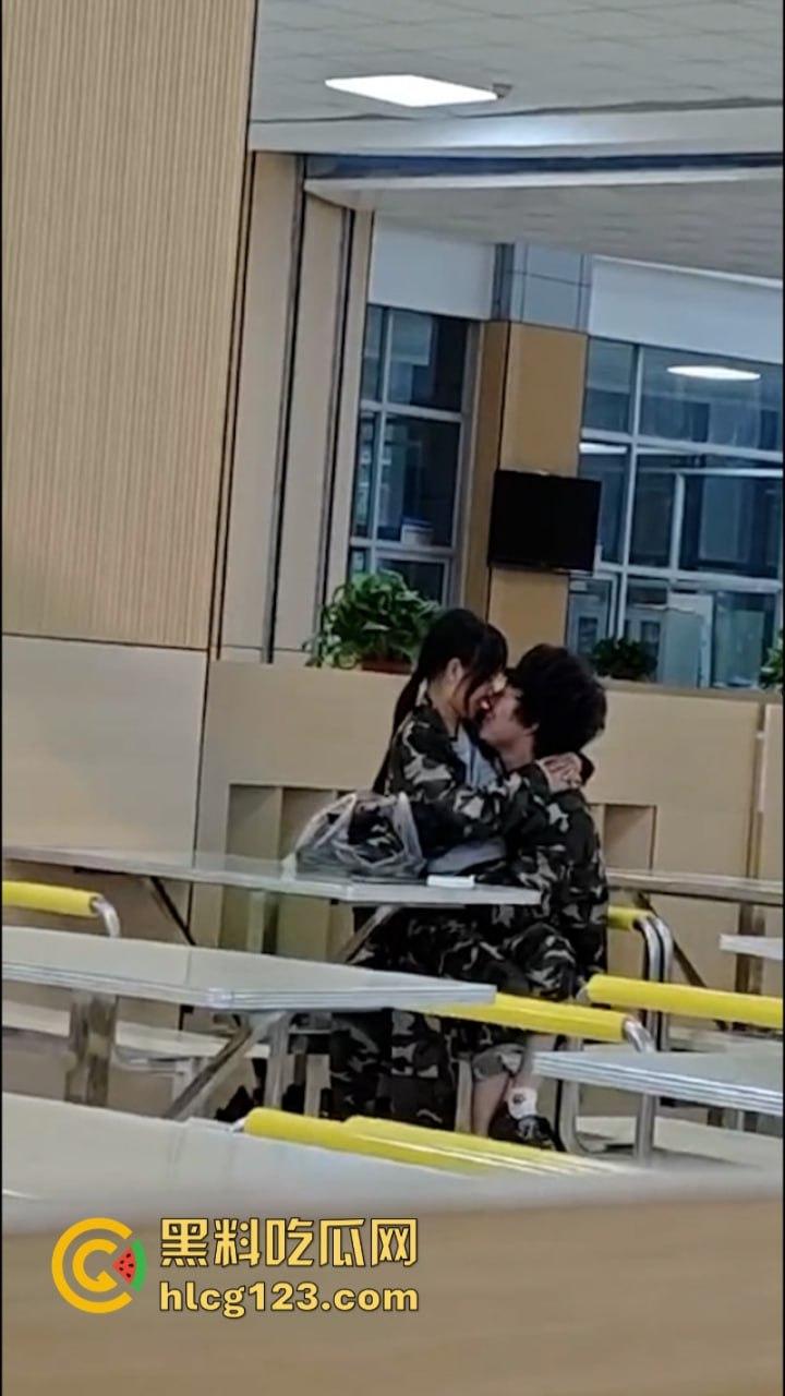 大一新生军训间隙在食堂亲亲我我又舔又摸 这是把食堂当酒店了吗!-6