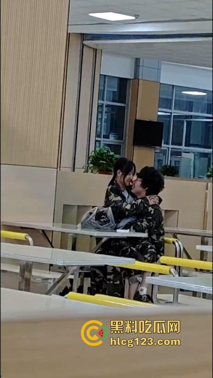 大一新生军训间隙在食堂亲亲我我又舔又摸 这是把食堂当酒店了吗!-7