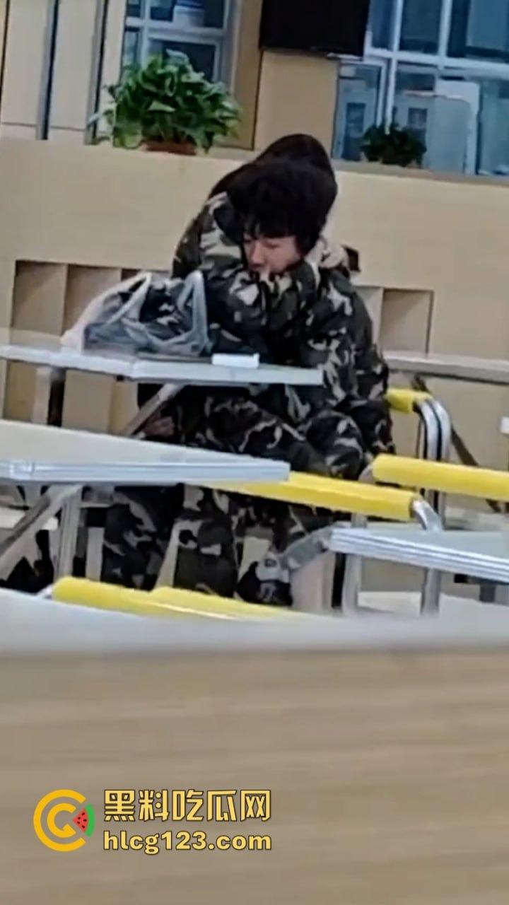 大一新生军训间隙在食堂亲亲我我又舔又摸 这是把食堂当酒店了吗!-9