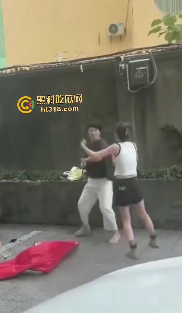 小三正房羞辱战!正房拉横幅感谢“张梦迪为我老公提供性服务”,把AV女优现实化,这真是字字诛心啊!-6