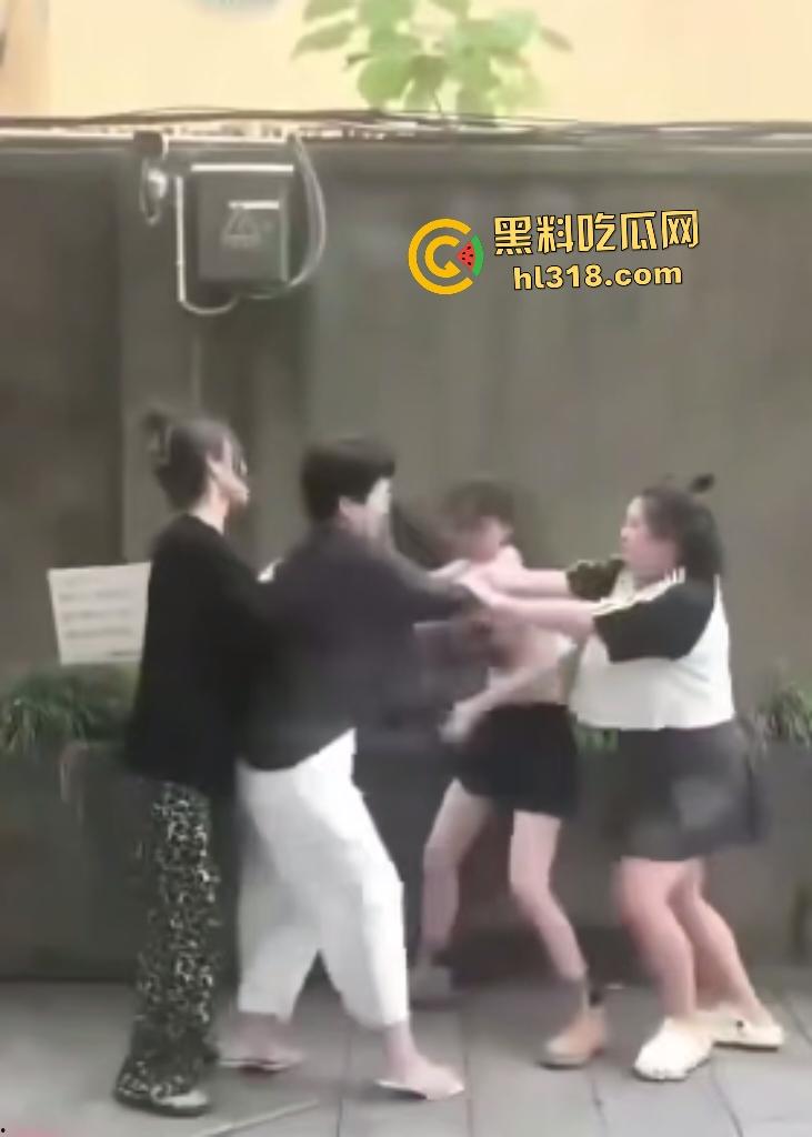 小三正房羞辱战!正房拉横幅感谢“张梦迪为我老公提供性服务”,把AV女优现实化,这真是字字诛心啊!-7