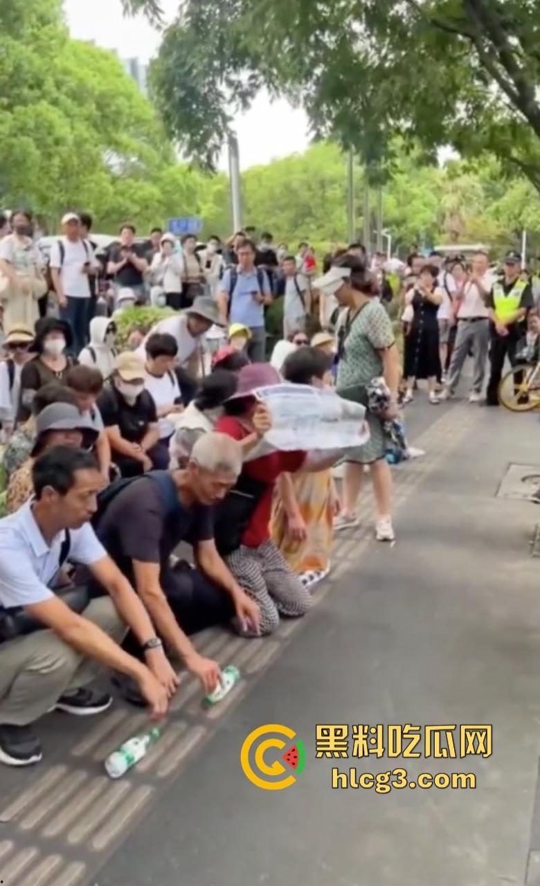 维权被关进大巴限制人身自由？上海海银财富投资人维权遭软禁被饿晕！-3