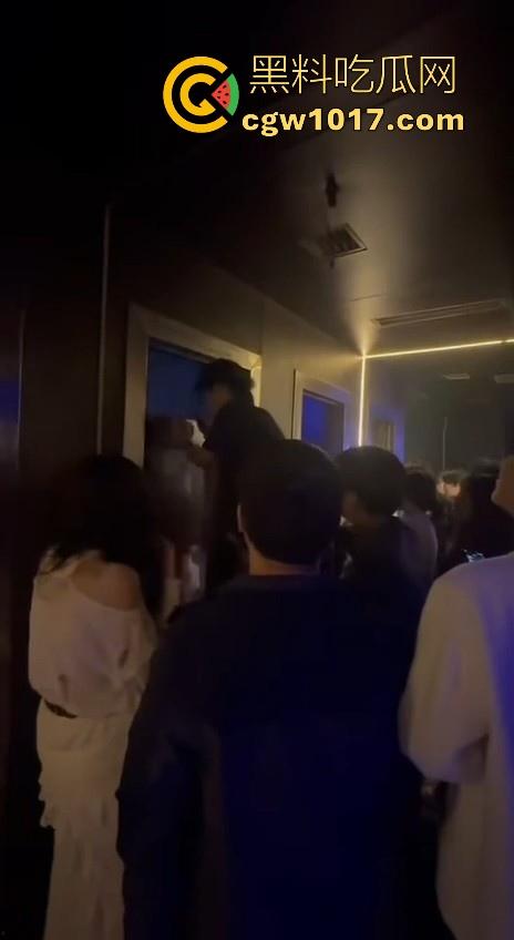 酒吧厕所准备做爱没想到门外确一堆人在偷拍，不是都这么热闹了里面这哥们一点没察觉吗？快点啊人家等着上厕所呢！-6