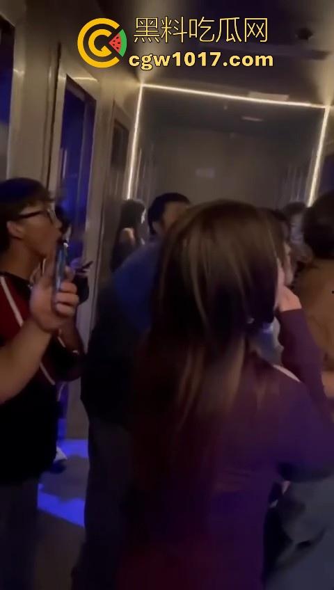 酒吧厕所准备做爱没想到门外确一堆人在偷拍，不是都这么热闹了里面这哥们一点没察觉吗？快点啊人家等着上厕所呢！-9