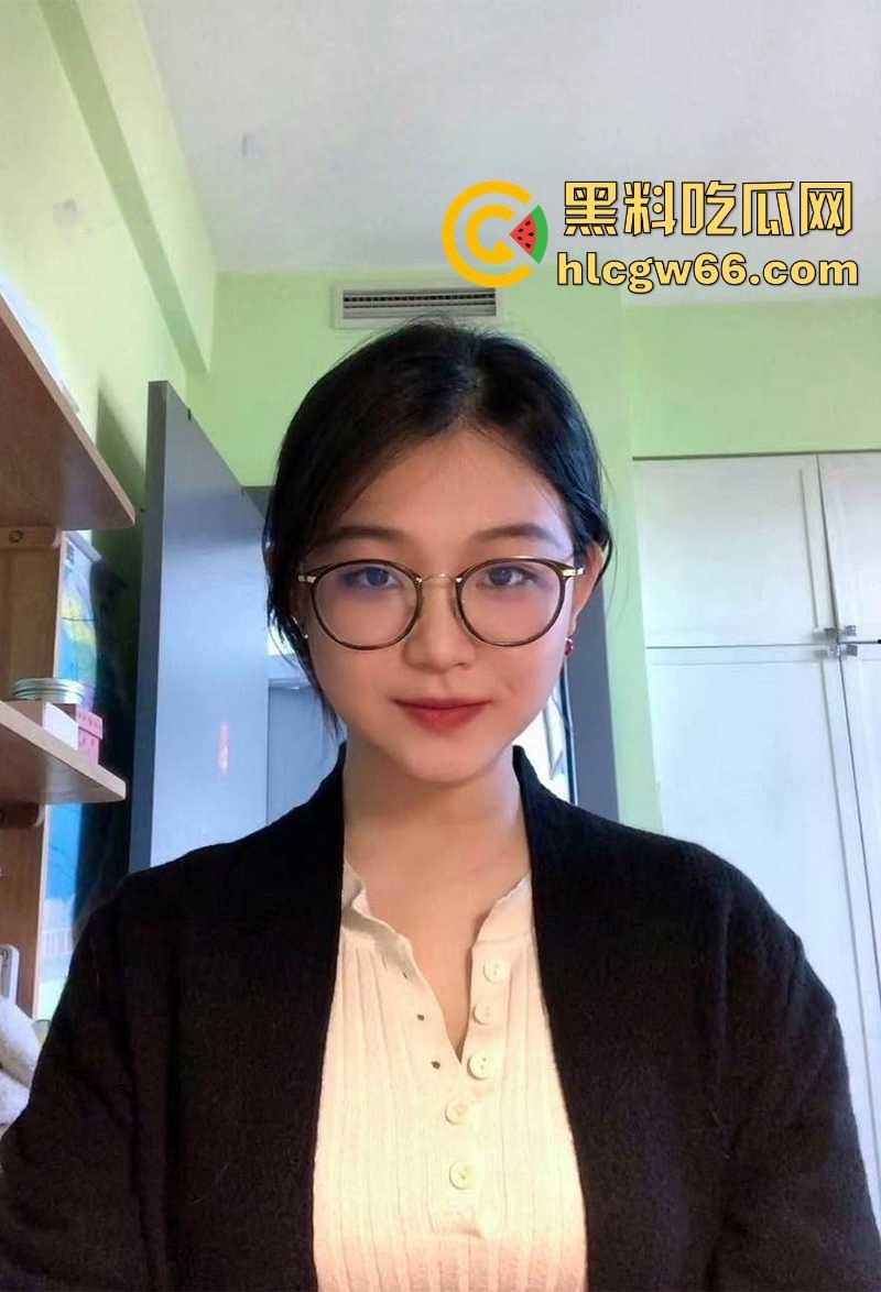 四川极品美妞【李玉婷】身材完美床技高超小母狗 被绿帽男友和好兄弟前后夹击 双洞齐开！-1