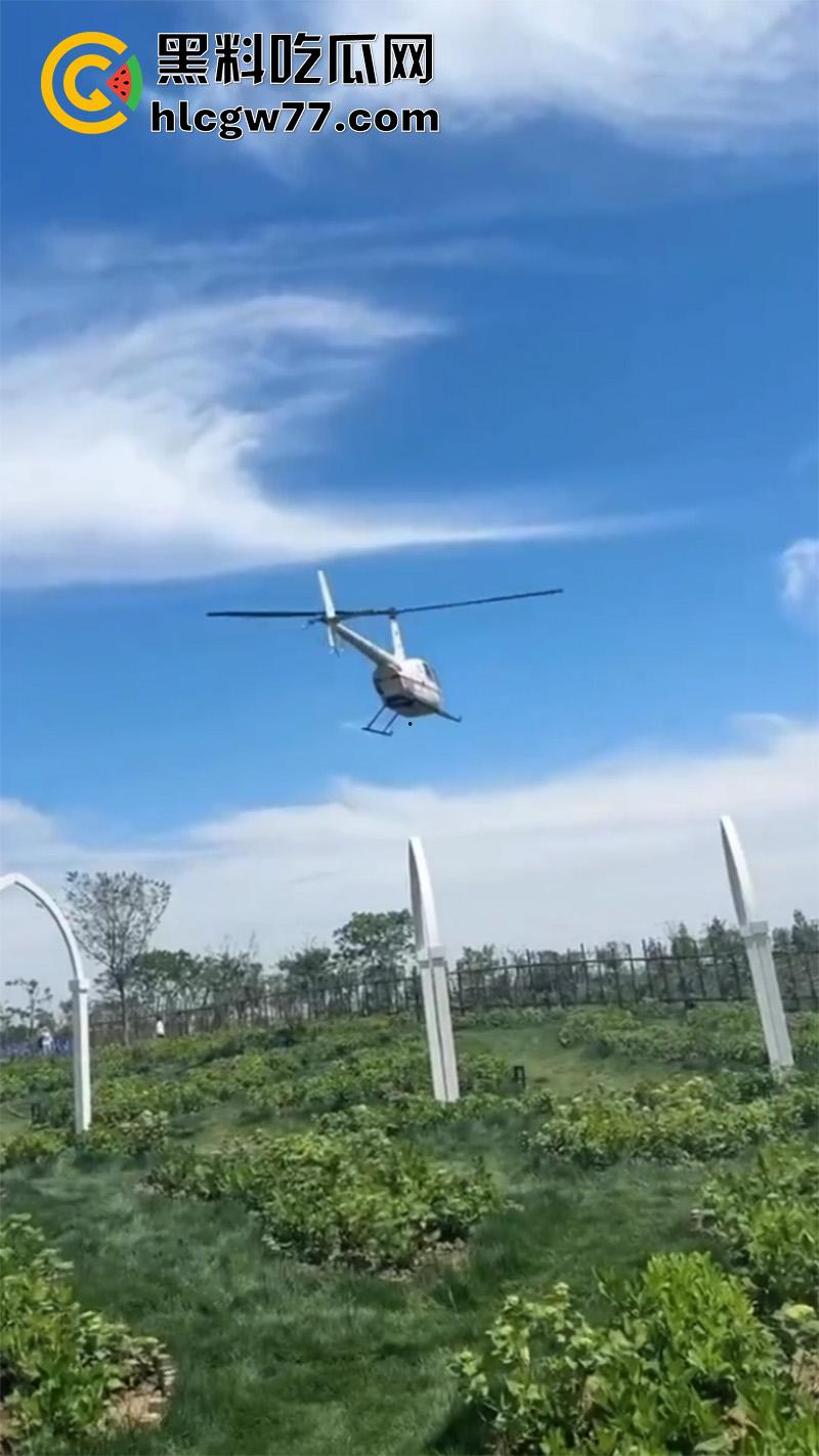 熊孩子惹大祸了,小型直升机降落,熊孩子弹弓射到机尾旋桨,导致机身不稳当场坠毁!-2