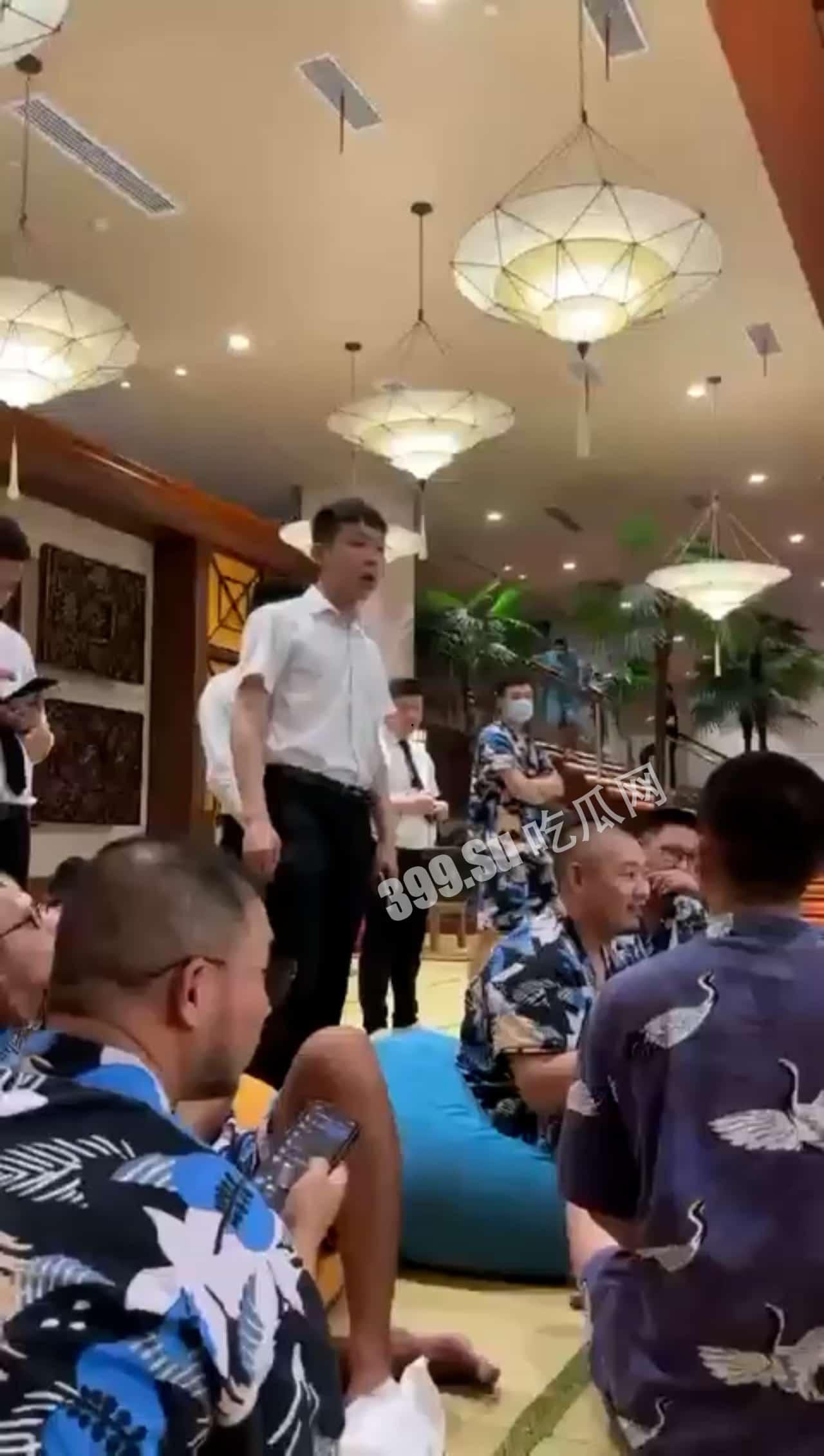 上海洗浴中心 店长拒绝 #艾滋 #同性恋 与gay团 发生争执 附带顾客真实点评-1