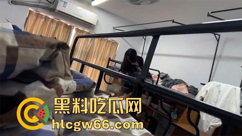 浙江嘉兴学院 骚男把女朋友带回宿舍 当众暴力抽插床架吱呀作响 被舍友偷拍全网疯传!-2