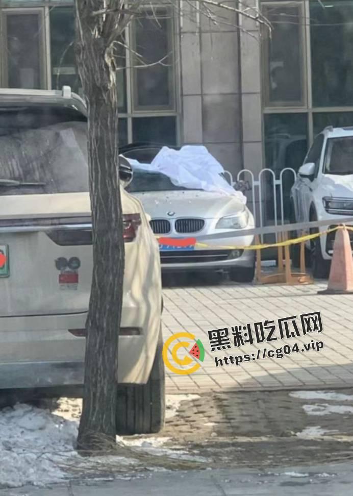 最新现场收尸画面!12月13日大连星海广场跳楼女收尸画面 全裸跳楼 具体原因暂未公布-5