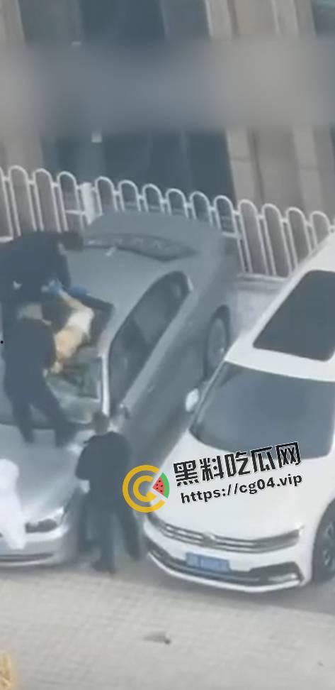 最新现场收尸画面!12月13日大连星海广场跳楼女收尸画面 全裸跳楼 具体原因暂未公布-6