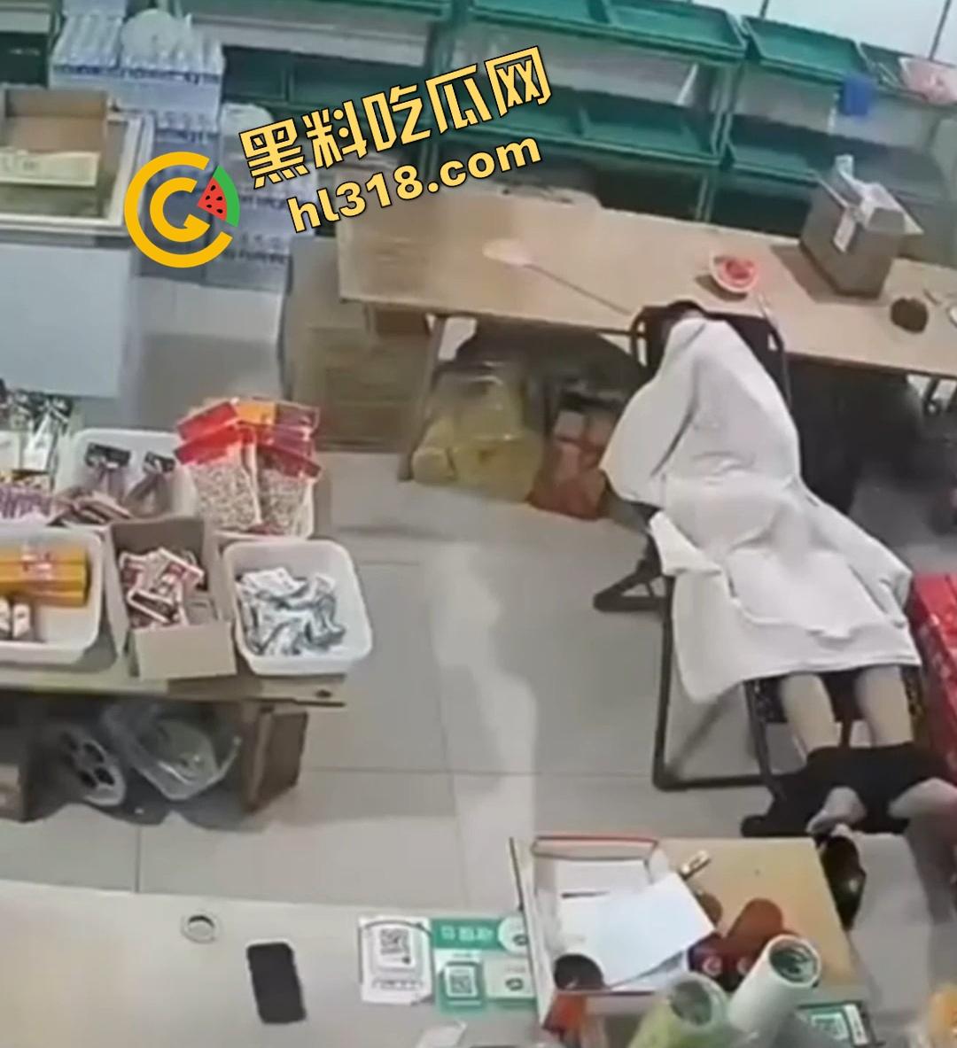 大白天门店打飞机被顾客撞见,店主骚到开着门撸管,顾客进门直接吓懵,这饥渴劲头是真服了!-1