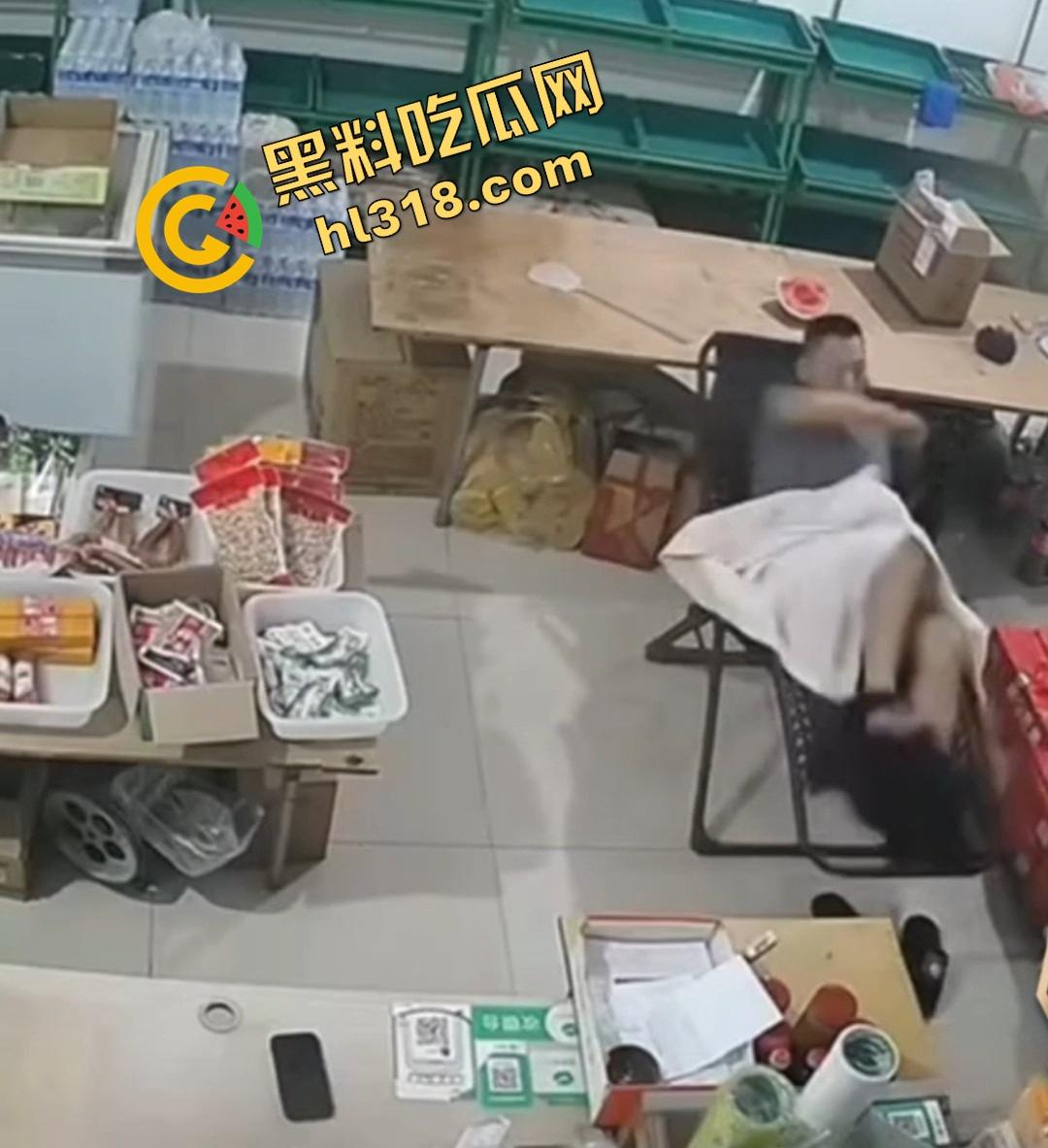 大白天门店打飞机被顾客撞见,店主骚到开着门撸管,顾客进门直接吓懵,这饥渴劲头是真服了!-7