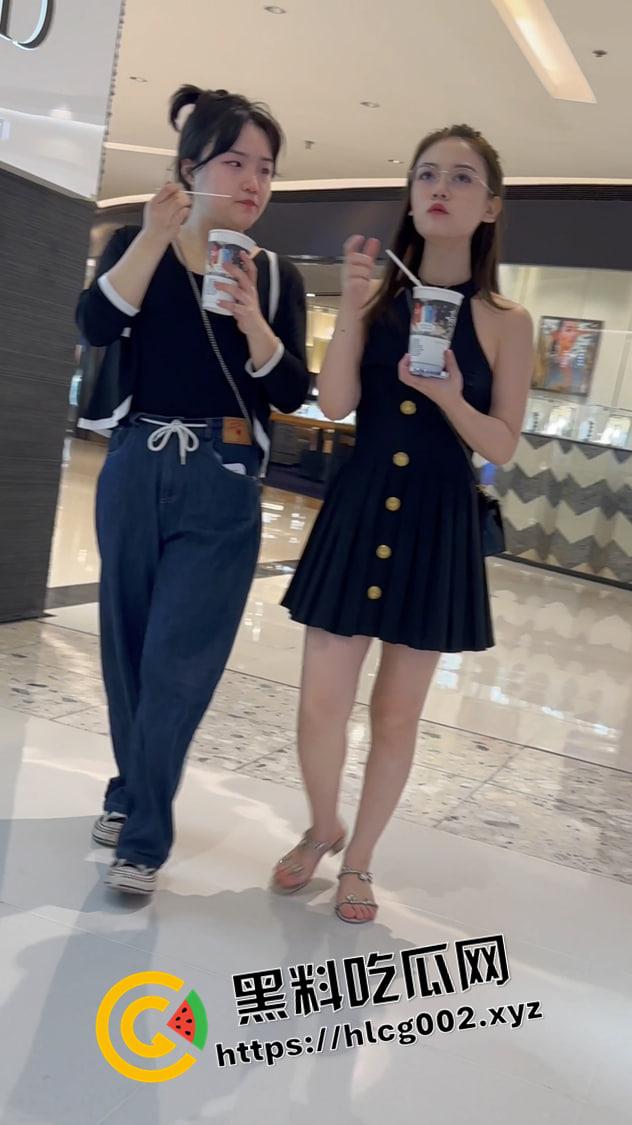 顶级偷拍!上海万达保时捷美女网红的裙底风光 粉色内裤紧紧勒逼 雪白的屁股Q弹-2