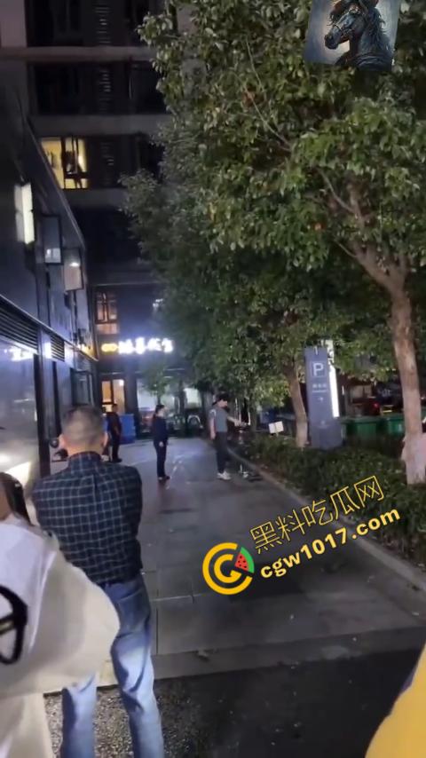 浙江狂暴男子街头暴力虐狗事件火遍全网:血腥场面令人震撼,马犬惨叫声震撼人心,引发全民怒吼!-9