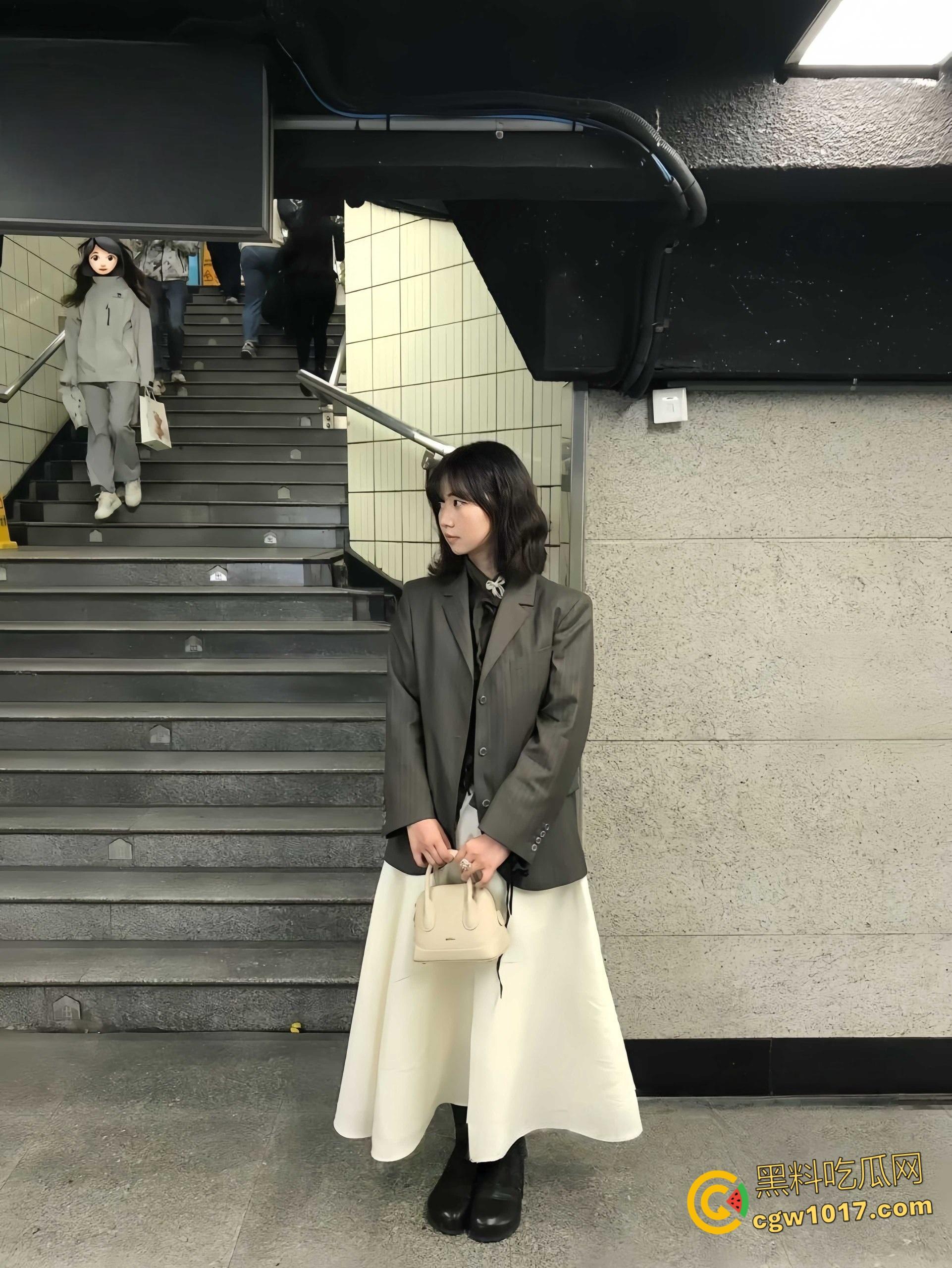 上海富二代调教中日混血妹子,平日乖乖女说着不要,主动开房毒龙口交,3P淫乱双洞齐开,骑脸口爆颜射一脸!-3