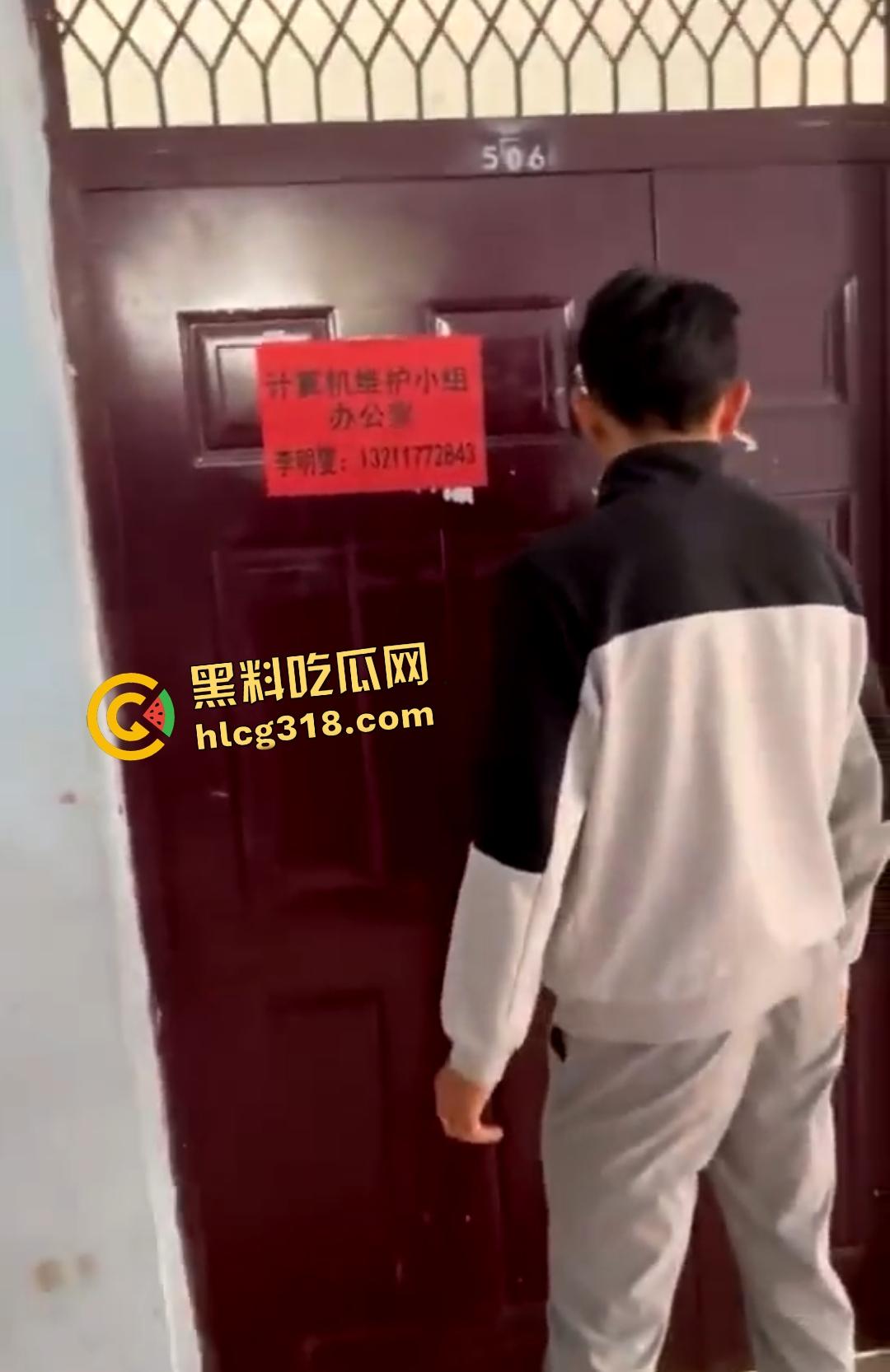 计算机维护小组办公室大学生偷情做爱被主任抓包,女的还想拍照留念坏事变好事!-1