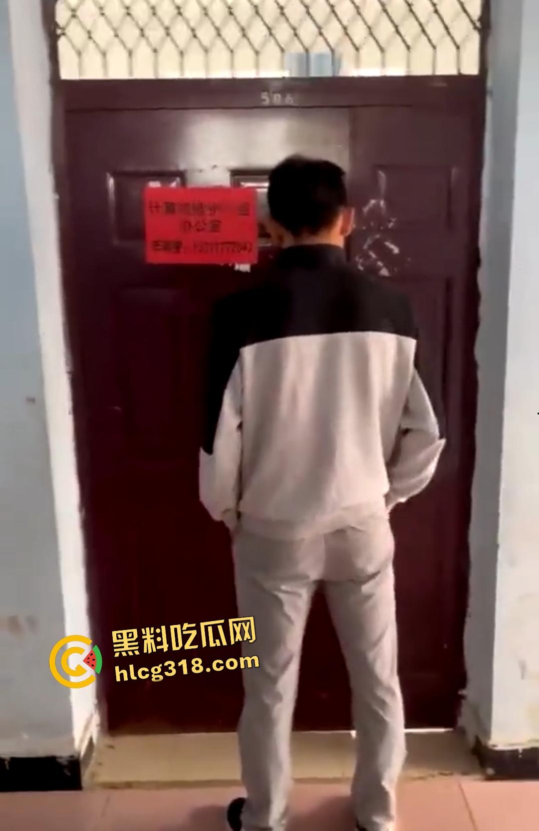 计算机维护小组办公室大学生偷情做爱被主任抓包,女的还想拍照留念坏事变好事!-5