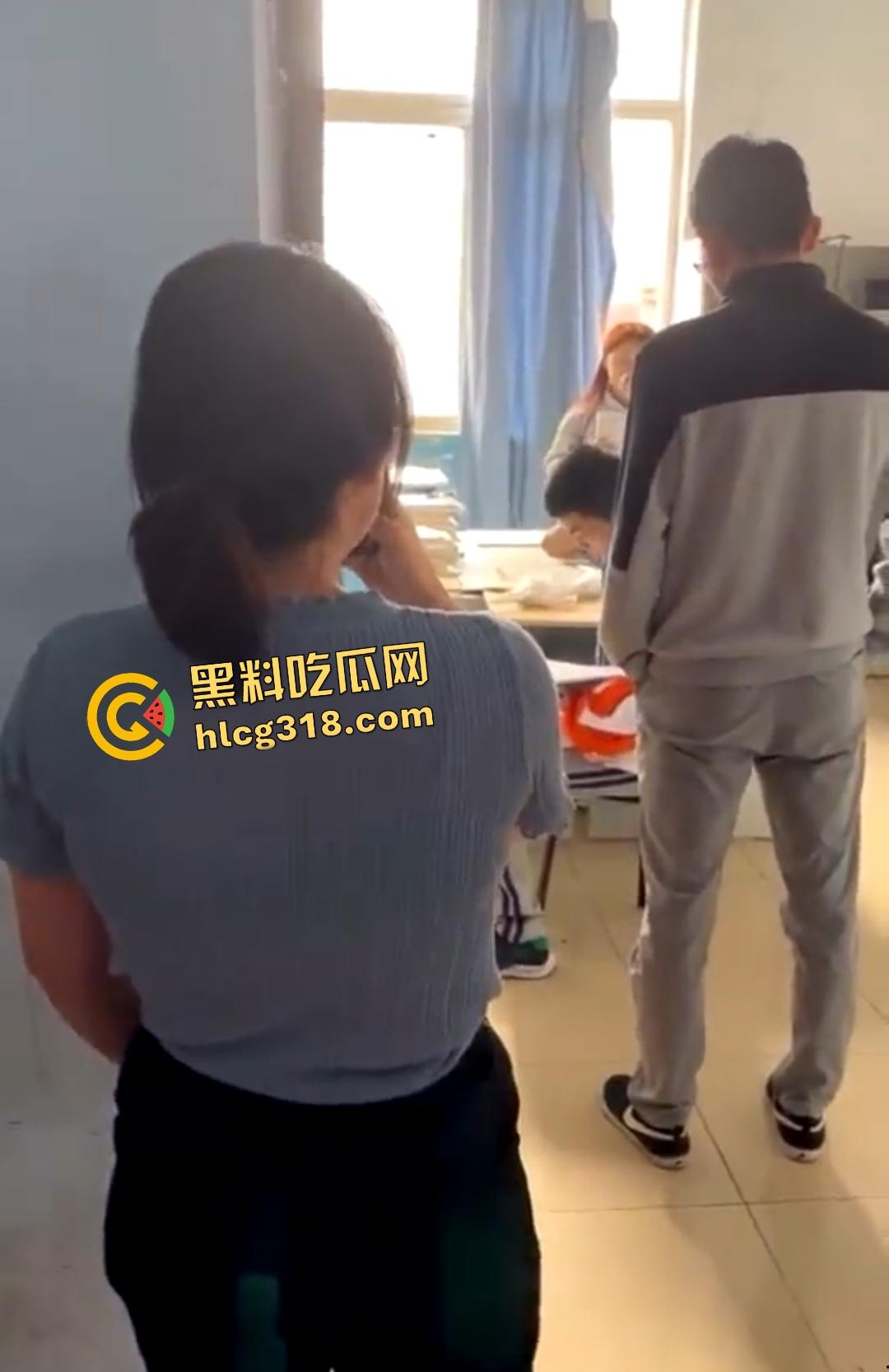 计算机维护小组办公室大学生偷情做爱被主任抓包,女的还想拍照留念坏事变好事!-8