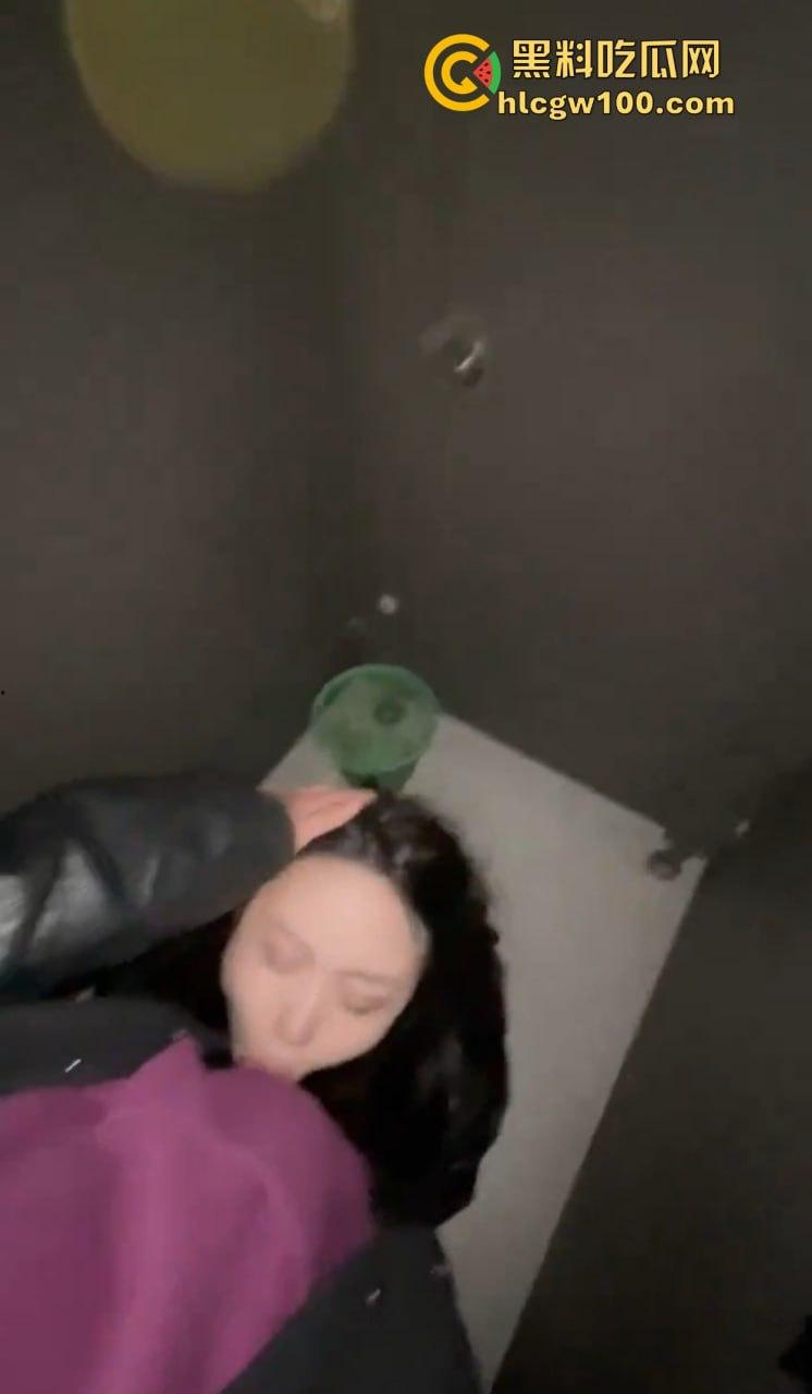 杭州骚鸡【梁婉清】团建骚操作曝光!厕所里给同事老哥舔得嗷嗷叫,口活好到差点直接喷出来,这货简直母狗级别!-7