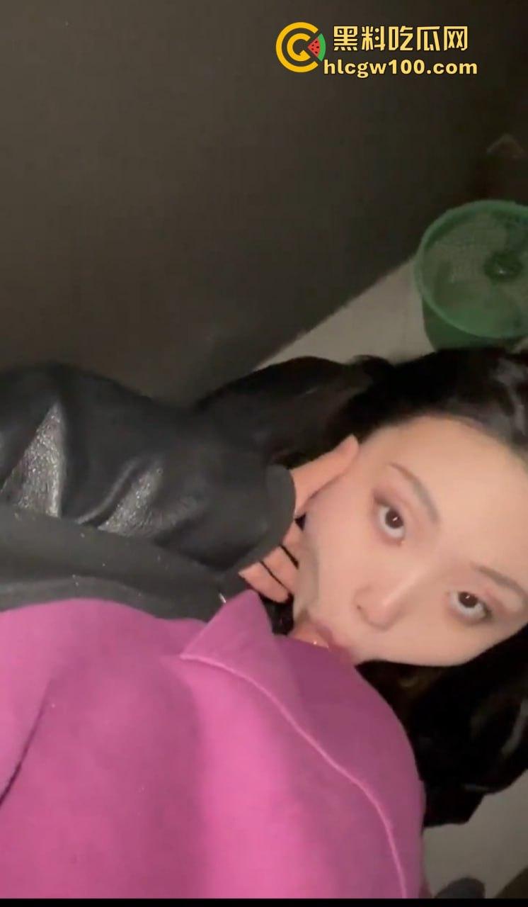 杭州骚鸡【梁婉清】团建骚操作曝光!厕所里给同事老哥舔得嗷嗷叫,口活好到差点直接喷出来,这货简直母狗级别!-8