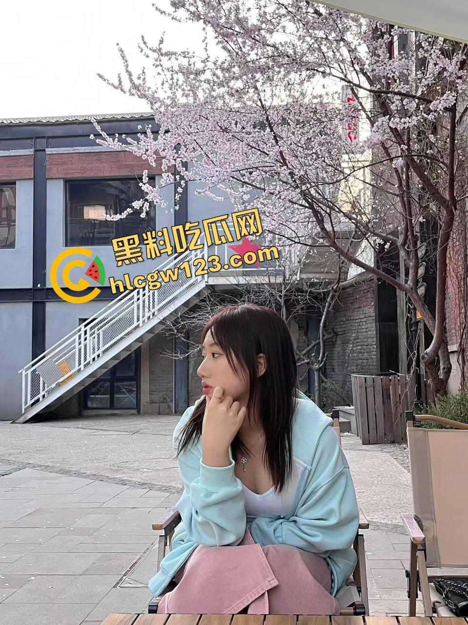 人妻疯到这地步?极品人妻小鲸鱼KTV露逼淫舞撩汉,闺蜜脱奶同台共演,现场一片荷尔蒙废墟!-5