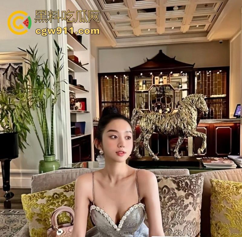 北京极品尤物名媛【董美玲】私拍曝光,跪地给富豪男友深喉口爆,口技一流,又是羡慕有钱人的一天!-3