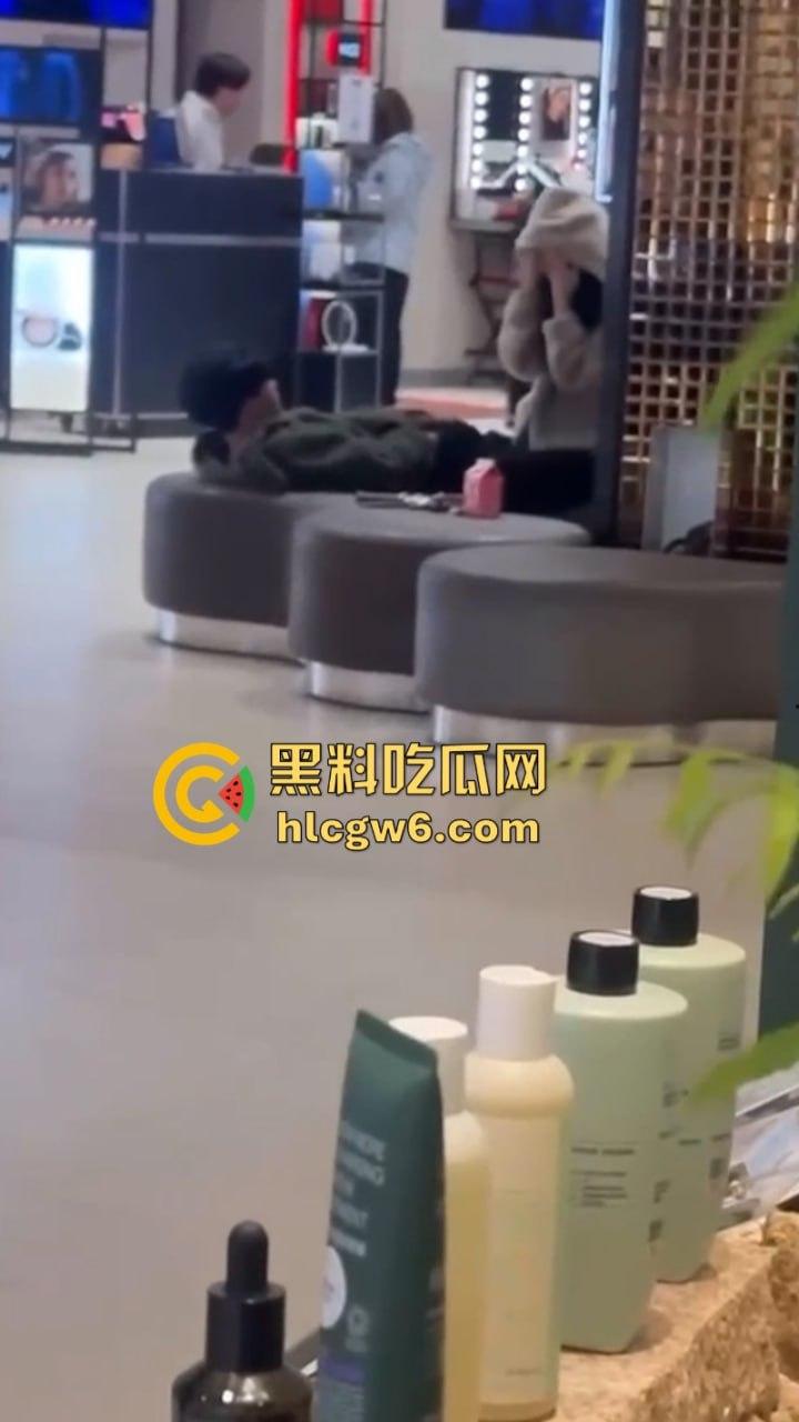小情侣在商场专柜前刺激吃鸡口交 柜姐全程偷拍偷笑 笑的十分猥琐是也想被操了吗?-1