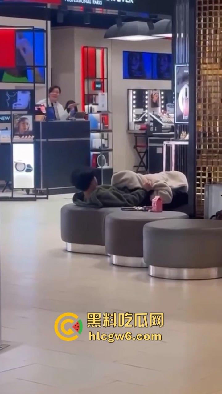 小情侣在商场专柜前刺激吃鸡口交 柜姐全程偷拍偷笑 笑的十分猥琐是也想被操了吗?-2