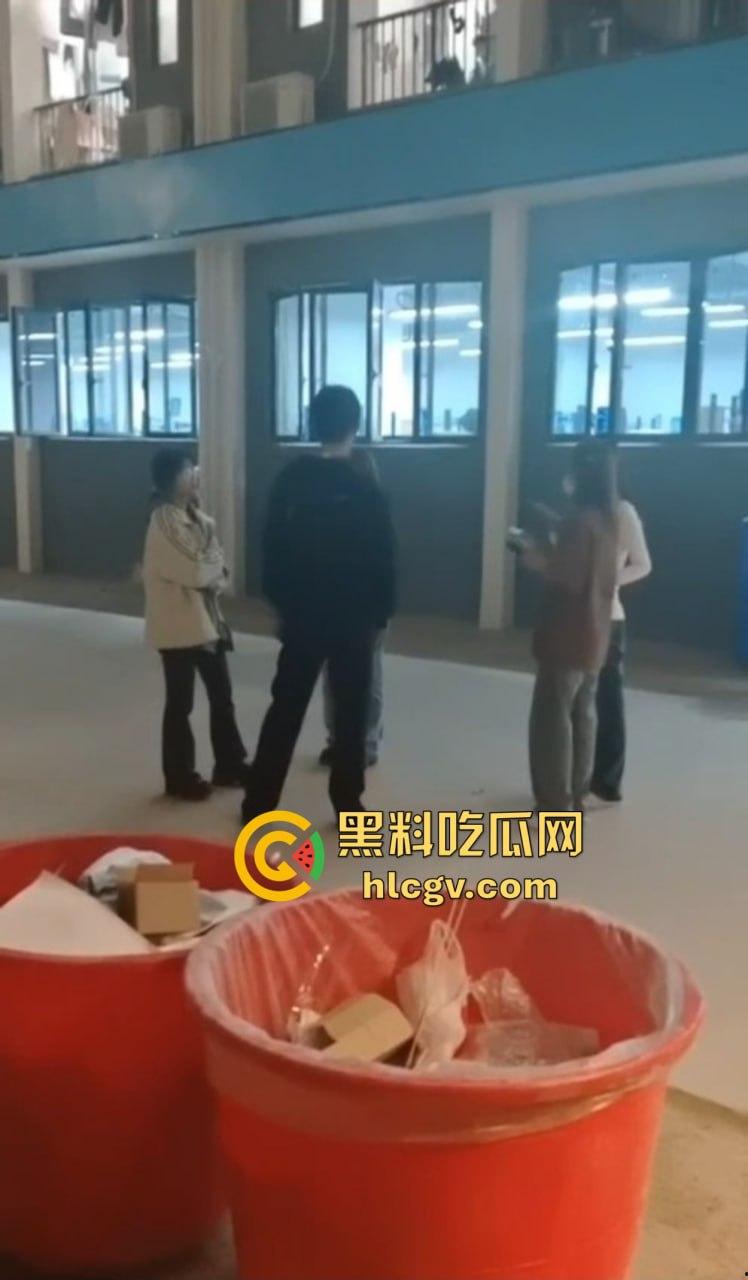 福建师大时间管理大师翻车现场!四个女友堵宿舍楼下排队算账,男生跪地求饶吓成孙子!-2