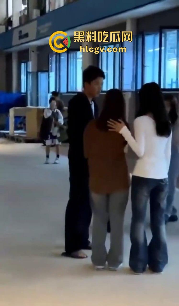 福建师大时间管理大师翻车现场!四个女友堵宿舍楼下排队算账,男生跪地求饶吓成孙子!-6