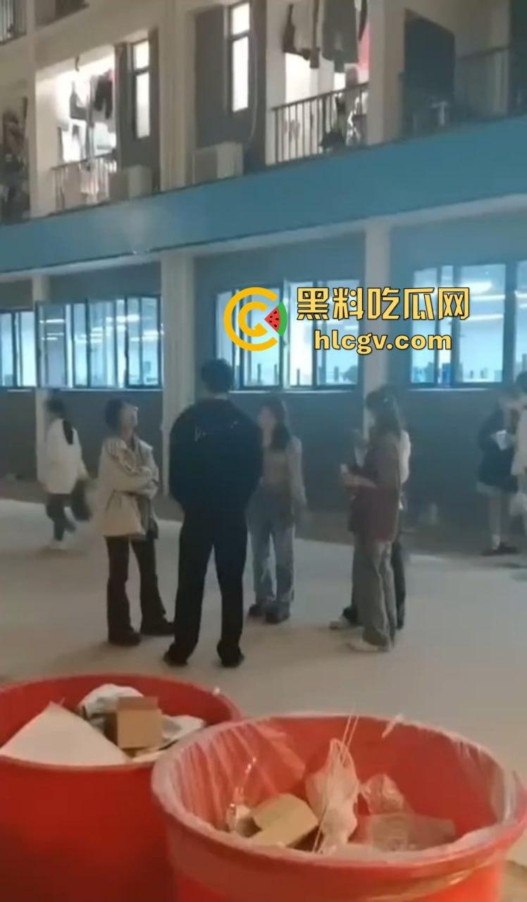 福建师大时间管理大师翻车现场!四个女友堵宿舍楼下排队算账,男生跪地求饶吓成孙子!-7