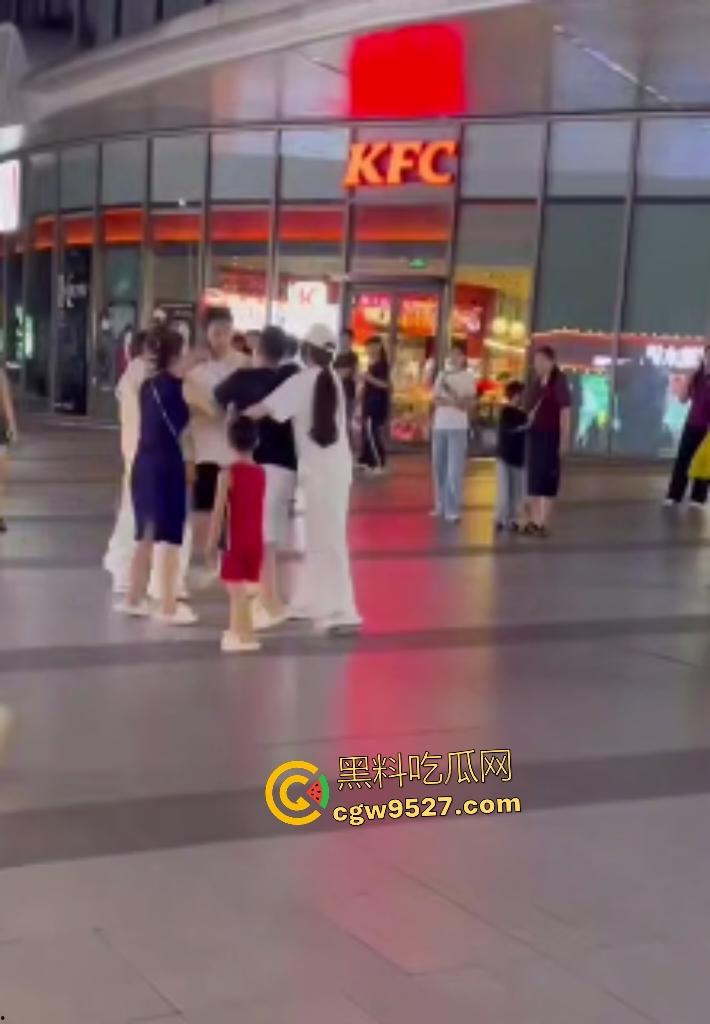 广东四会吾悦广场,男友和父亲抢挚爱,白衣男友一拳颈动脉爆击黑衣爹直接倒地,这抢女人下狠手啊!-1